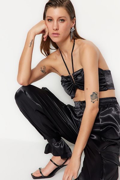 Trendyol Collection Schwarzes, bauchfreies, gefüttertes Satin-Bustier mit gewebten Accessoires TPRSS23BS00024
