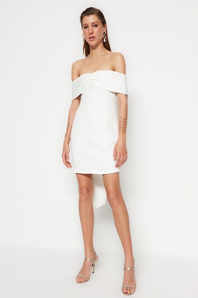 Trendyol Collection Krátké svatební a svatební elegantní večerní šaty podšité ecru - lemované tkané TPRSS23EL00348