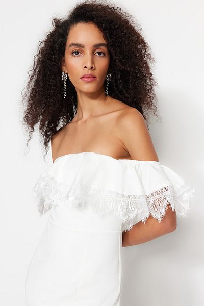 Trendyol Collection Ecru Tailliertes, gefüttertes, gewebtes Volant-Brautabendkleid TPRSS23EL00374