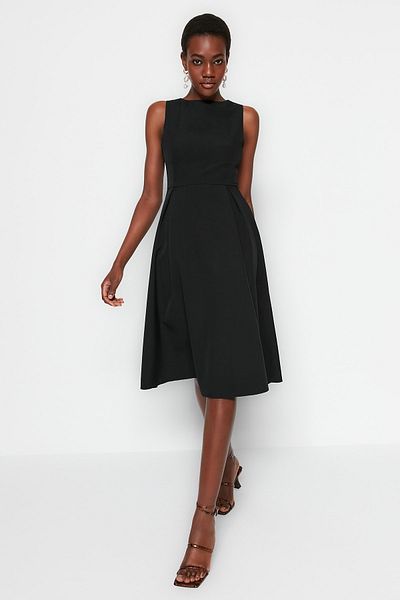 Trendyol Collection Schwarzes plissiertes Midikleid aus Webstoff mit Taillenöffnung TWOSS20EL0980