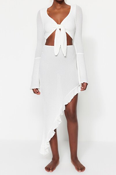 Trendyol Collection Weißer, körperbetonter, gewebter Rüschenblusenrock-Strandanzug TBESS23AU00040