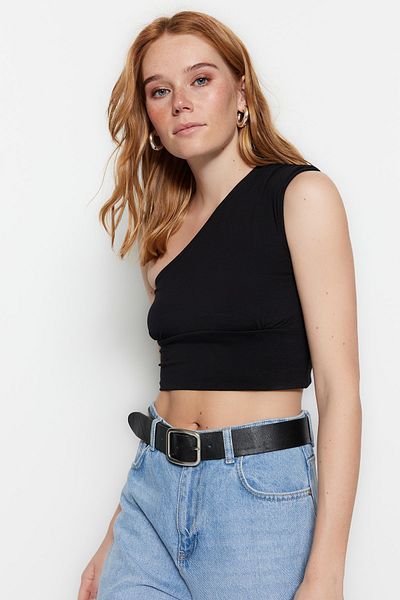 Trendyol Collection Czarna, dopasowana, krótka bluzka z dzianiny na jedno ramię TWOSS23BZ00063