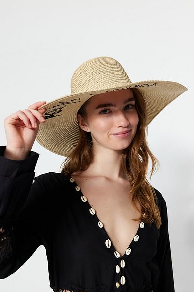 Trendyol Collection Beiger ausgestellter Strohhut mit Slogan-Detail für Damen TWOSS23SP00014