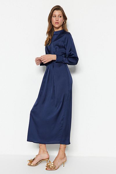 Trendyol Modest Marineblaues Abendkleid aus Satin mit geraffter Taille TCTSS23DB00043