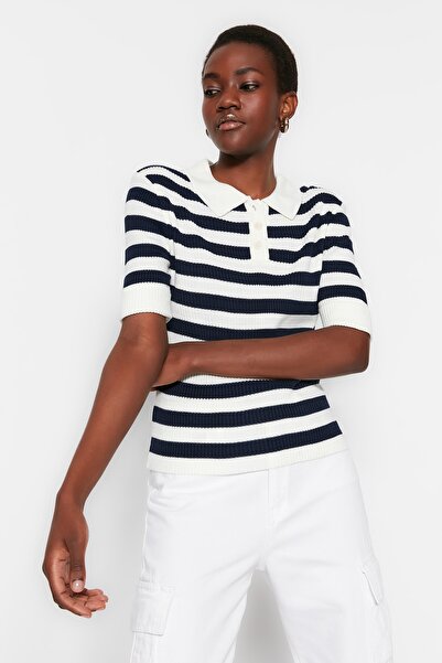 Trendyol Collection Sweter w paski w kolorze ecru TWOSS23KZ00002