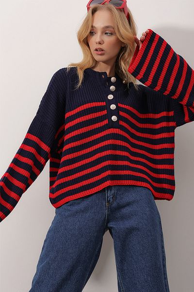 Trend Alaçatı Stili Damski granatowo-czerwony sweter z okrągłym dekoltem i złotymi guzikami w paski ALC-X9750