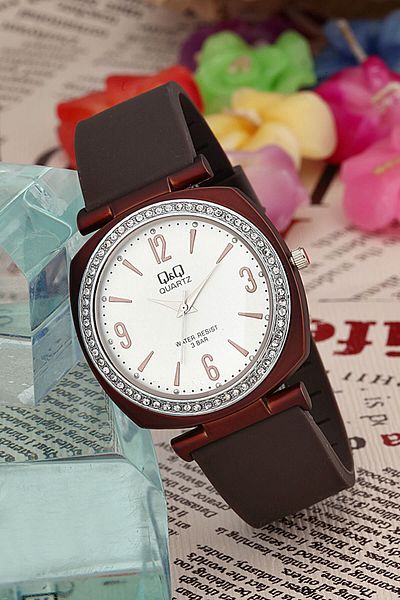 Q&Q Women's Wristwatch 3B695