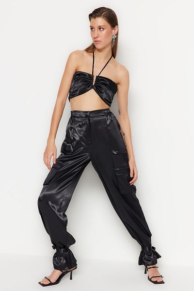 Trendyol Collection Schwarze Jogger-Hose aus gewebtem Satin TPRSS23PL00008
