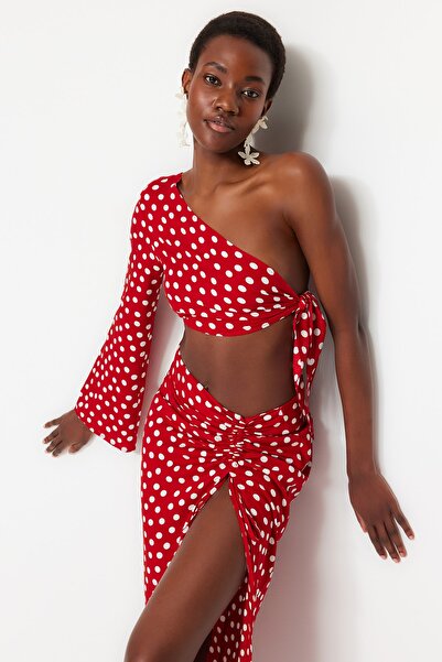 Trendyol Collection Egy vállú, pöttyös hasított blúz és strandszoknya szett - TBESS23AU00086
