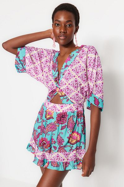 Trendyol Collection Blumengemusterter, gewebter Overall mit Ausschnitten/Fenstern TBESS23EL00017