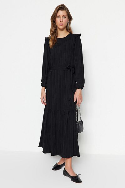 Trendyol Modest Schwarzer Rüschenrock mit Gürtel und Volants, gefüttertem Viskose-Mischgewebe-Kleid TCTSS23EB00290