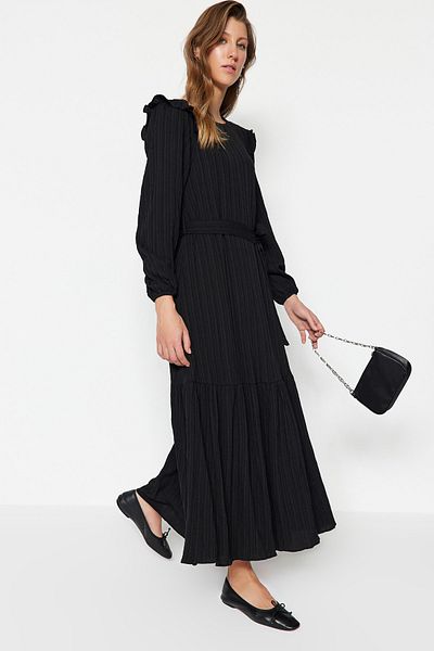 Trendyol Modest Schwarzer Rüschenrock mit Gürtel und Volants, gefüttertem Viskose-Mischgewebe-Kleid TCTSS23EB00290