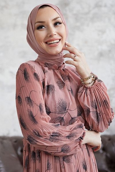 InStyle Plissiertes Chiffonkleid mit blassem Seeblattmuster – Dusty Rose