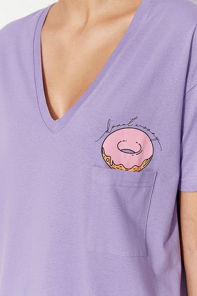 Trendyol Collection Lila színű 100% pamut nyomott pizsama szett - széles szabású póló és nadrág zsebes részletekkel