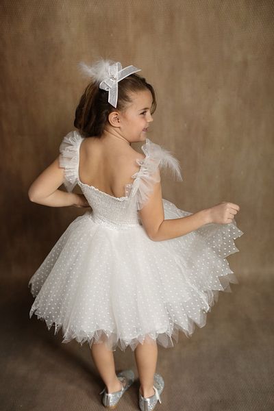 black white wedding Rochie umflată mini pentru fetiță, cu detaliu din pene albe, cu broșă pe guler