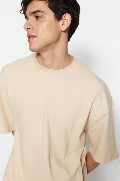 Trendyol Collection Μπλουζάκι μεγάλου μεγέθους σε μπεζ χρώμα 100% βαμβάκι - Μοντέλο με ετικέτα, υφή Basic TMNSS23TS00074
