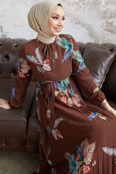 InStyle Šifónové šaty s pierkovým vzorom Ares - horká hnedá