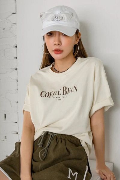MODAGEN Dámské béžové oversize fit tričko s potiskem kávových zrn