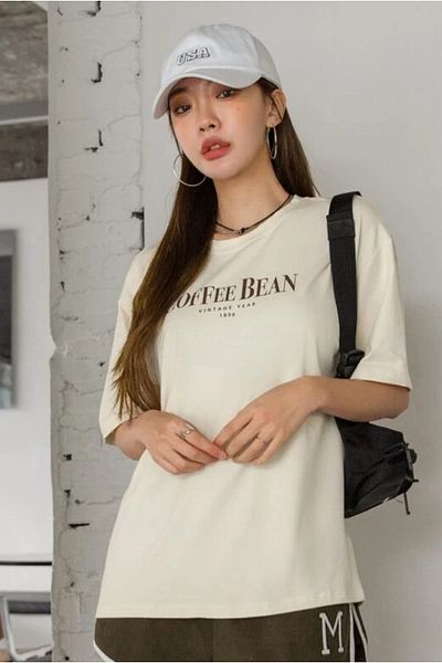 MODAGEN Dámské béžové oversize fit tričko s potiskem kávových zrn