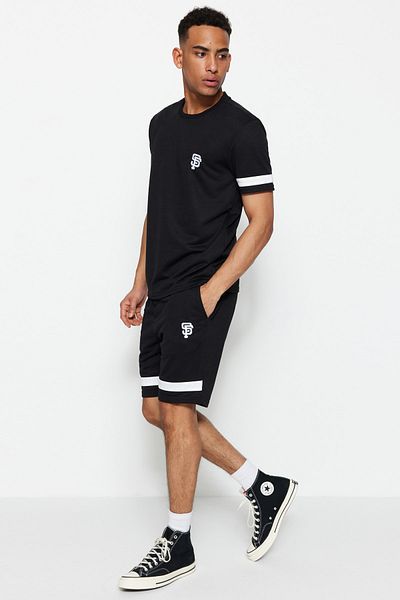 Trendyol Collection Haftowany czarny dres – T-shirt i spodenki o regularnym kroju TMNSS21EM0077