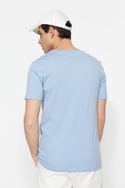 Trendyol Collection Blaues Slim/Slim-Fit-Basic-T-Shirt mit Rundhalsausschnitt aus 100 % Baumwolle TMNSS19BO0001