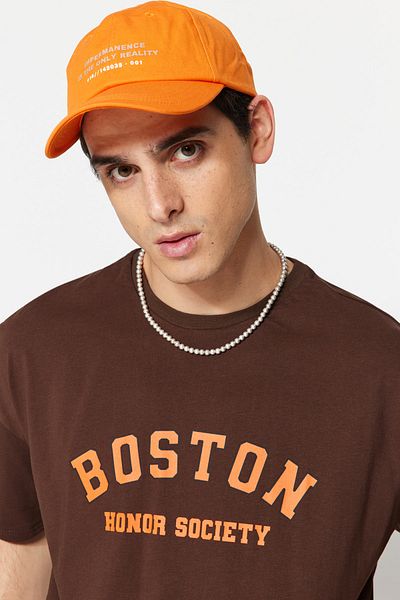 Trendyol Collection Голяма/широка памучна тениска с кръгло деколте и къс ръкав с градски принт TMNSS21TS1217