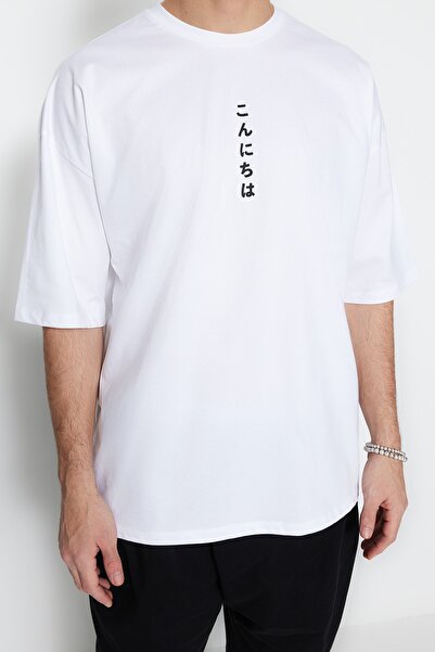 Trendyol Collection Weißes Oversize-T-Shirt aus Baumwolle mit Far East-Muster - TMNSS22TS0828