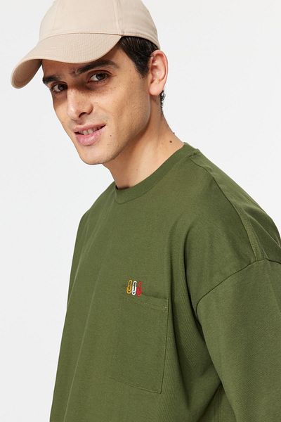 Trendyol Collection Βαμβακερό μπλουζάκι κεντημένο με κεντημένο συνδετήρα τσέπης χακί χρώματος - TMNSS23TS00100