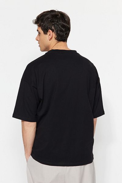 Trendyol Collection Чорна бавовняна футболка з мінімалістичним принтом оверсайз TMNSS23TS00084