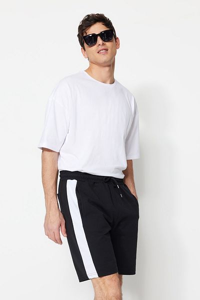 Trendyol Collection Středně dlouhé černé šortky – elastický pas, barevný panel – šněrovací TMNSS20SR0105