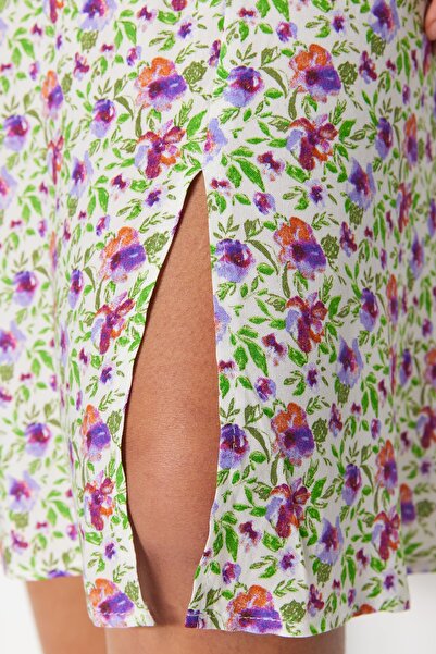 Trendyol Curve Többszínű virágos szövött hasított részletruha TBBSS23AH00096