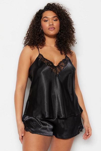 Trendyol Curve Schwarzes Pyjama-Set aus gewebtem Satin mit Spitzendetails TBBSS23AI00020