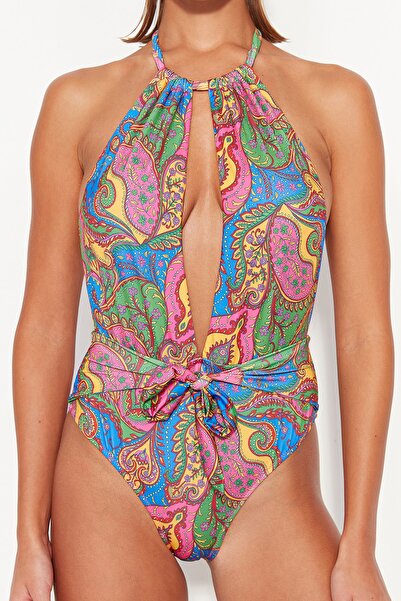 Trendyol Collection Kendőmintás kötőfék gallérral megkötött, normál lábú fürdőruha TBESS23MA00321