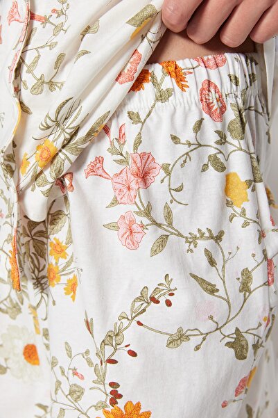 Trendyol Collection Sada košile a kraťasů na spaní ze 100% bavlny s květinovým potiskem – THMSS23PT00020