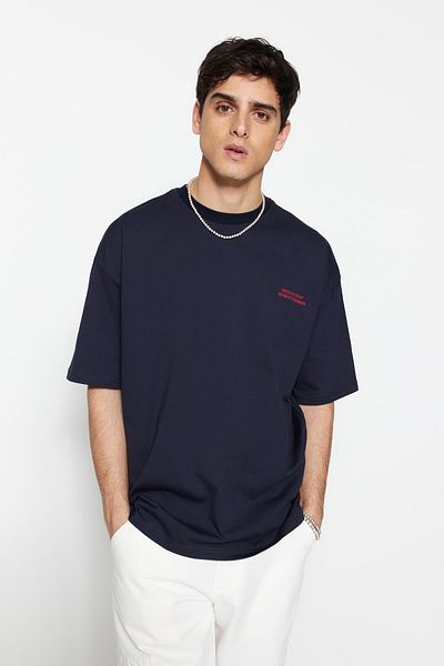 Trendyol Collection Indigo Oversize-Rückendruck-T-Shirt aus 100 % Baumwolle mit kurzen Ärmeln TMNSS23TS00156