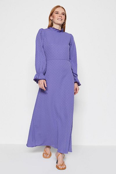 Trendyol Modest Hellviolettes Kleid aus strukturiertem Stoff mit Stehkragen und Stickereien TCTSS23EB00268