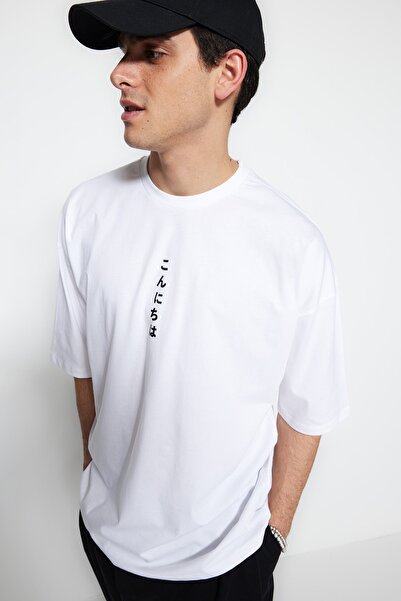 Trendyol Collection Weißes Oversize-T-Shirt aus Baumwolle mit Far East-Muster - TMNSS22TS0828