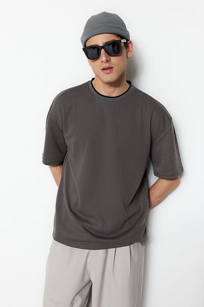 Trendyol Collection Premium Anthrazitfarbenes Oversize/T-Shirt mit weitem Schnitt aus gestricktem, gestrukturiertem Piqué mit Bändern TMNSS23TS00079