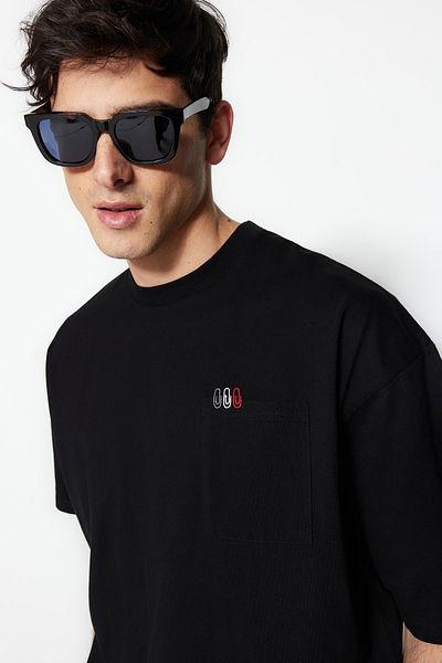 Trendyol Collection Κέντημα με συνδετήρα μαύρο υπερμεγέθη βαμβακερό μπλουζάκι - τσέπη, κοντό μανίκι - TMNSS23TS00100