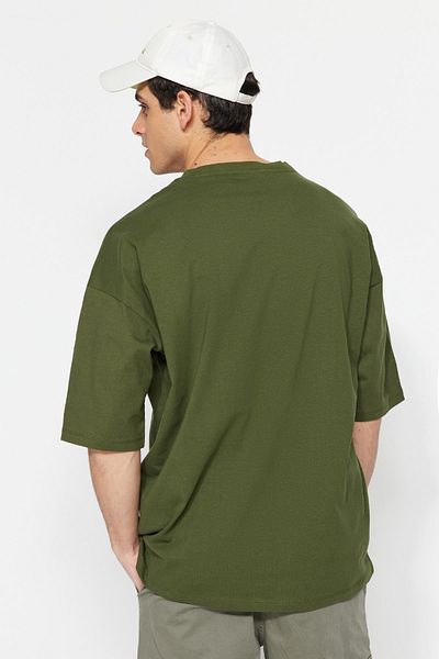Trendyol Collection Футболка великого розміру з бавовняної тканини з горловиною кольору хакі TMNSS23TS00084
