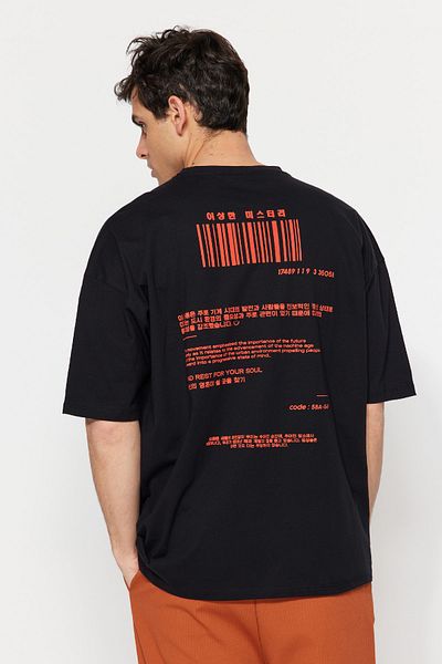 Trendyol Collection Μαύρο υπερμεγέθη βαμβακερό μπλουζάκι με στάμπα Far East - TMNSS23TS00159