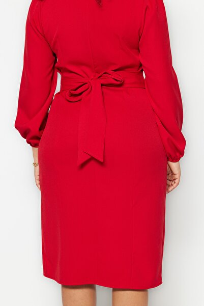 Trendyol Curve Czerwona, sznurowana, szczegółowa tkana sukienka z rozcięciem TBBSS23AH00184