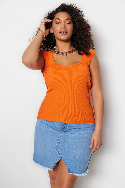 Trendyol Curve Orangefarbene, figurbetonte, dünne Strickbluse mit herzförmigem Ausschnitt TBSSS23AF00021