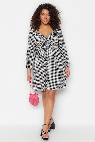 Trendyol Curve Μαύρο και άσπρο Φόρεμα με ύφανση Gingham που ανοίγει στη μέση TBBSS23AH00094