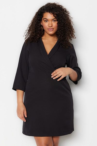 Trendyol Curve Schwarzes gewebtes Kleid mit zweireihigem Kragen TBBSS23AH00181