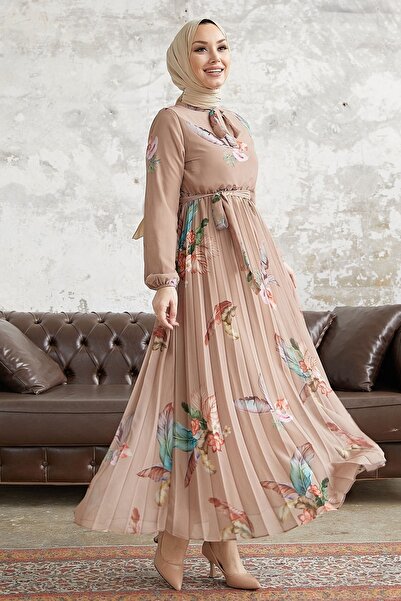 InStyle Szyfonowa sukienka Ares w piórka - beżowa