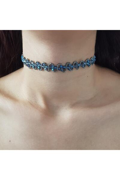 Handmade By HLY قلادة مطرقة باللون الأزرق المعدني مع تفاصيل حجر كريستال مصنوع...