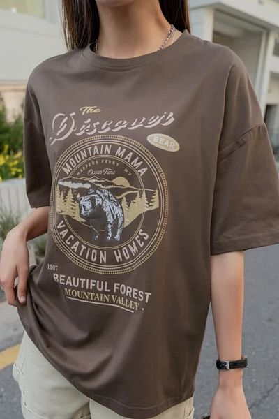 MODAGEN Γυναικείο μπλουζάκι καφέ The Discover με στάμπα Oversize