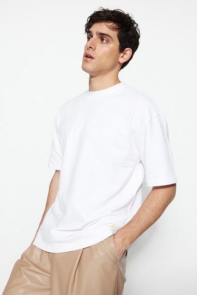Trendyol Collection Hochwertiges, weißes, übergroßes, strukturiertes Basic-T-Shirt aus 100 % Baumwolle mit Etikett TMNSS23TS00074