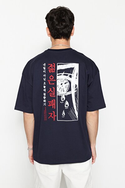 Kolekcia Trendyol Indigo oversize tričko s krátkym rukávom zo 100 % bavlny s potlačou na chrbte TMNSS23TS00156